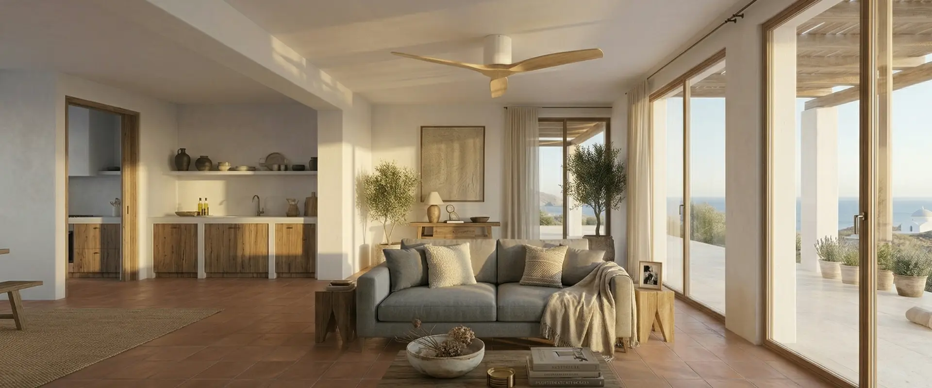 Salón mediterráneo con ventilador de techo de madera